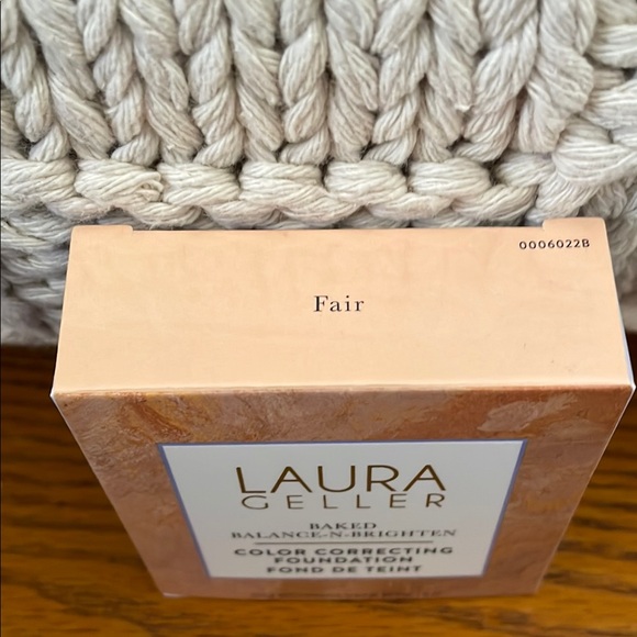 Laura Geller Baked Balance-N-Brighten Foundation - Picture 3 of 4